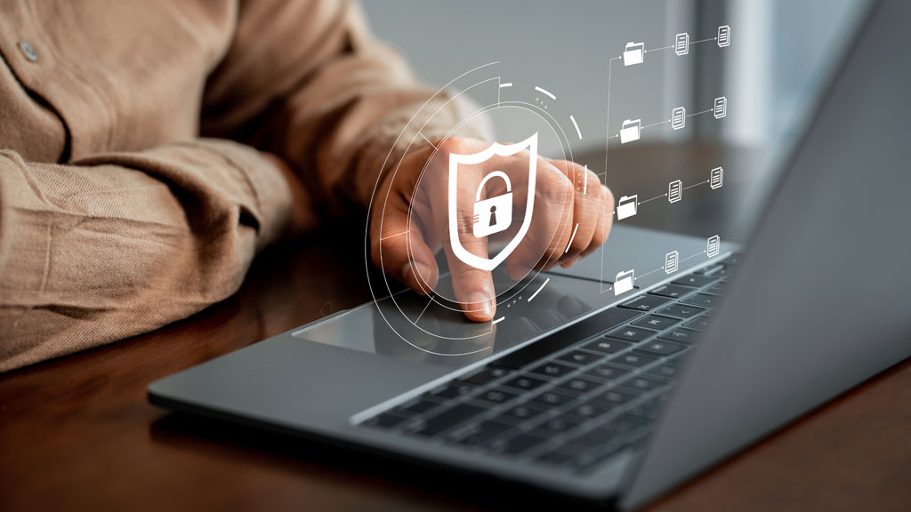 Vue over-shoulder d'un professionnel face à une interface de sécurité informatique