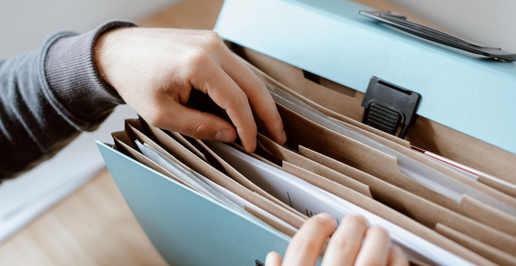 Équipe en distribution B2B travaillant sur des fichiers catalogues produits multiples avec plusieurs feuilles de calcul ouvertes